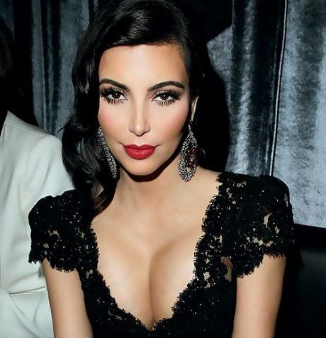 Κι όμως, η Kim Kardashian προσέλαβε make-up artist ειδικά για να βάψει το μπούστο της!