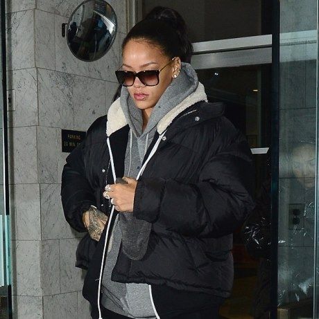 Rihanna καλή μου θα γκρεμοτσακιστείς: Τα ανεκδιήγητα παπούτσια της Riri που μας άγχωσαν