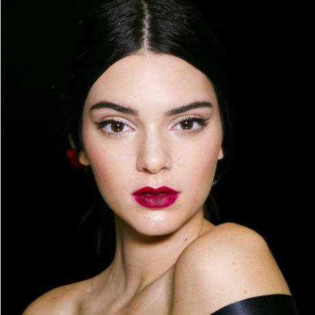 Η Kendall Jenner αποκαλύπτει το μυστικό, για να φοράς με άνεση τα ψηλοτάκουνα παπούτσια!