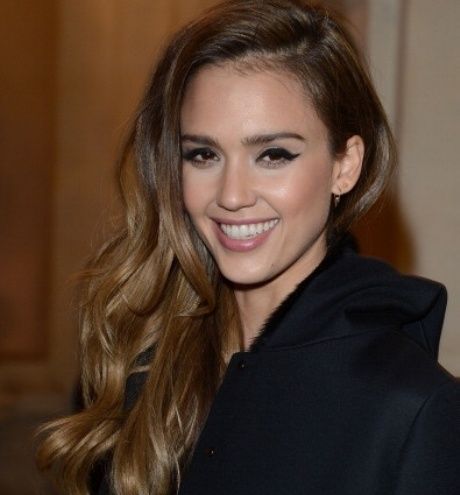 Μόλις κουρεύτηκε! Δείτε πρώτες τη Jessica Alba με κοντό καρέ