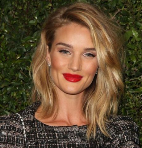 Wow! Δείτε τώρα τη Rosie Huntington-Whiteley με ακόμη πιο κοντό hairlook!