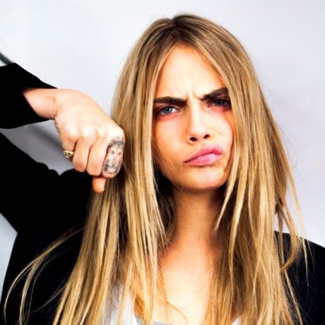 Κι όμως! Βρήκαμε τη… δίδυμη «αδερφή» της Cara Delevingne και σας τη συστήνουμε!
