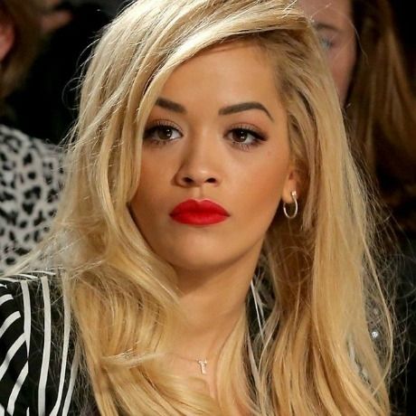 Αγνώριστη! Η Rita Ora μεταμορφώνεται σε σταρ των 70's στη νέα της φωτογράφιση
