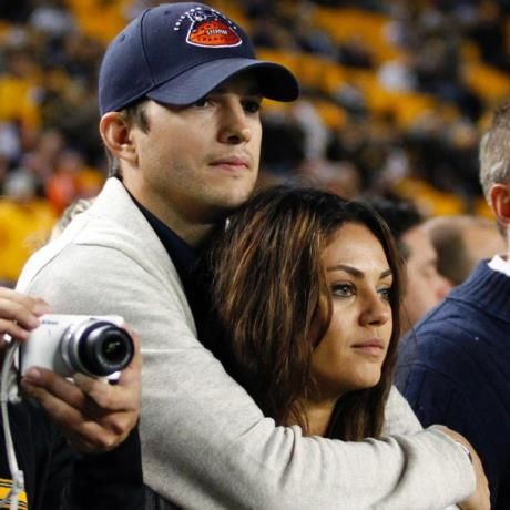 Mόνο σε εμάς φαίνεται περίεργο που η Mila Kunis δεν ασχολείται με το μωρό της;