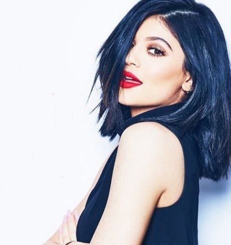 Η Kylie Jenner ποζάρει με ράστα και αποκαλύπτει πόσες ώρες ξοδεύει για τo μακιγιάζ της