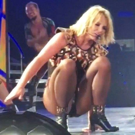 Άουτς! Η Britney Spears έπεσε πάλι στη σκηνή... Τι της συμβαίνει επιτέλους;