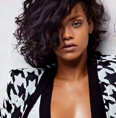 Rihanna: Δείτε το απίστευτο χτένισμα που έκανε μόνο με… τσιμπιδάκια!