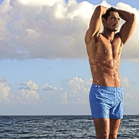 Ο David Gandy φωτογραφίζεται με μαγιό και κόβει την ανάσα (+βίντεο)