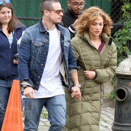 Μα πώς το κάνει; Ακόμα και με αυτό το outfit η Jennifer Lopez είναι σέξι!