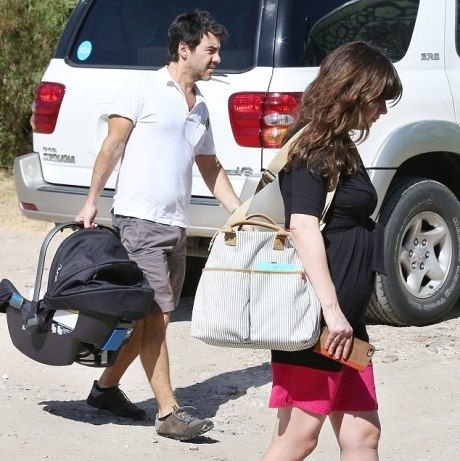 Η πρώτη εμφάνιση της star μετά τη γέννα: Και ναι, έχουμε φωτογραφίες του μωρού!