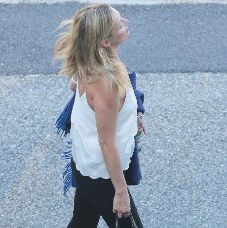 Η Kate Moss ολοκλήρωσε τις διακοπές της και ήπιε μία μπύρα στην υγειά μας