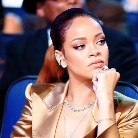 Wow: Η Rihanna φόρεσε ένα κοστούμι με τον πιο αναπάντεχο τρόπο