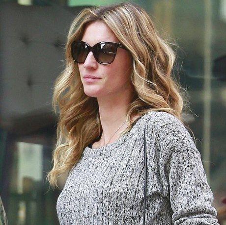 Η Gisele εμφανίστηκε με πουλόβερ μέσα στον καύσωνα: Γιατί άραγε;