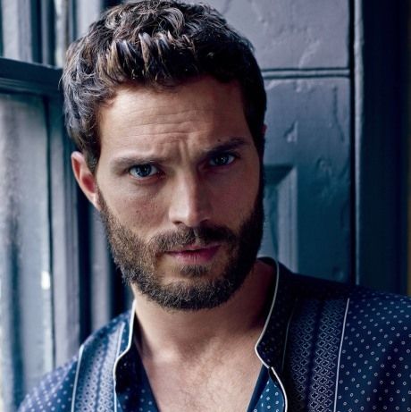 Ο τέλειος άντρας: Δείτε τον σέξι Jamie Dornan σε χαλαρή βόλτα με την κορούλα του