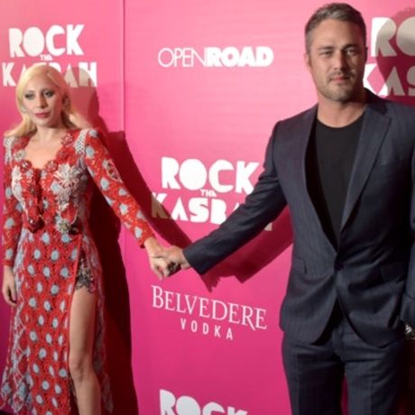 Lady Gaga: Τα φιλιά στο κόκκινο χαλί με τον Taylor Kinney