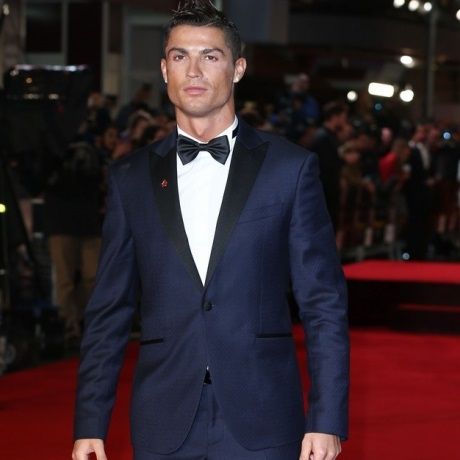 Ο Cristiano Ronaldo πήρε τον γιο του μαζί του στο κόκκινο χαλί – και είναι ολόιδιοι!
