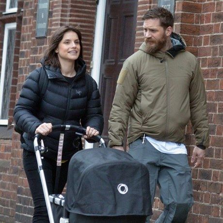 Sexy daddy: Η πρώτη βόλτα του Tom Hardy με το νεογέννητο μωράκι του!