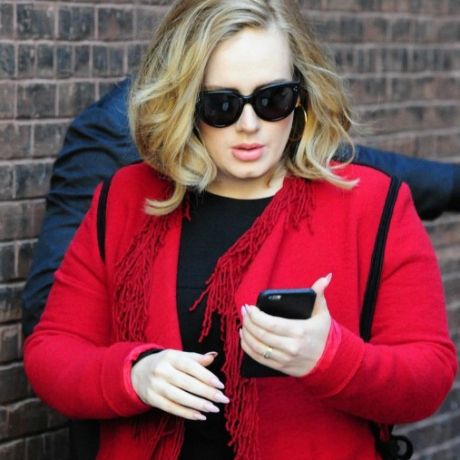 Η Adele φόρεσε το ιδανικό κομμάτι που θα επιλέξουμε για όλες τις γιορτινές μας εμφανίσεις