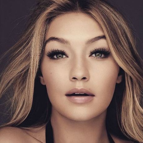 Gigi Hadid: Αποκαλύπτει ποια είναι τα 5 κομμάτια-κλειδιά της γκαρνταρόμπας της!