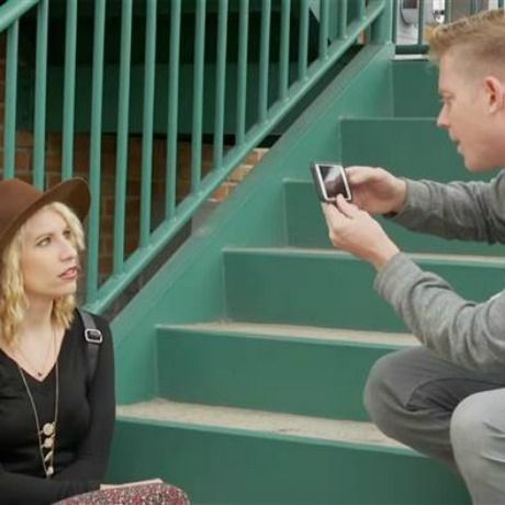 Οι σύζυγοι του Instagram: Τα «ανθρώπινα selfie sticks» πίσω από τις τέλειες φωτογραφίες!