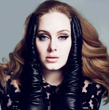 Ξεχάστε την Adele που ξέρατε:Η star έκοψε τα μαλλιά της και είναι πιο εντυπωσιακή από ποτέ