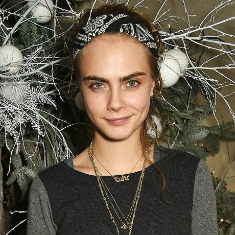 Η Cara Delevingne μιμείται τη Monica Geller στο πιο παράξενο βίντεο του LOVE Magazine