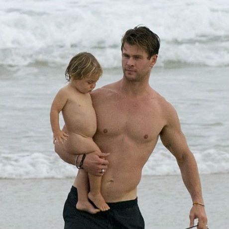 Αυτές οι φωτογραφίες του Chris Hemsworth είναι ό,τι χρειάζεσαι για να μπει τέλεια η χρονιά