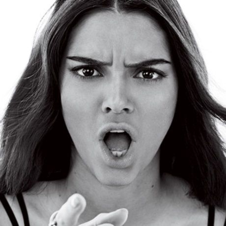 Η Kendall Jenner κατάφερε να είναι απίστευτα σέξι φορώντας sneakers