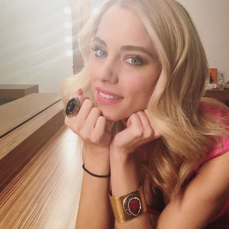 Wow! Η Δούκισσα Νομικού με σγουρά μαλλιά και smokey eyes!