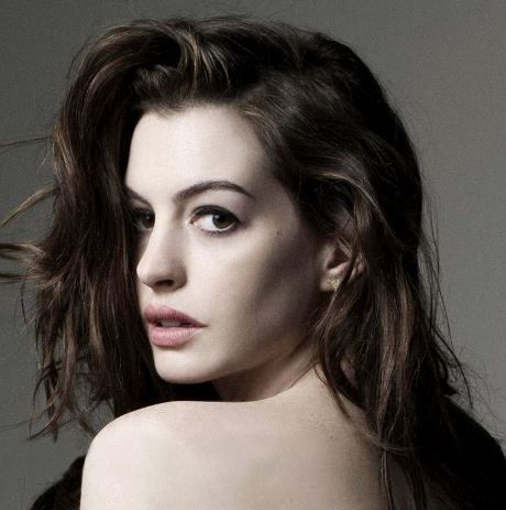 Η εγκυμοσύνη της πάει πολύ: Η Anne Hathaway σε μία εκπληκτική εμφάνιση