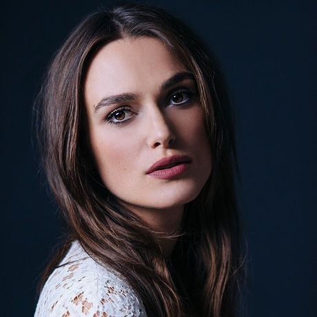 Ούτε που θα την καταλάβαινες: Η Keira Knightley σε χαλαρή βόλτα με την κορούλα της
