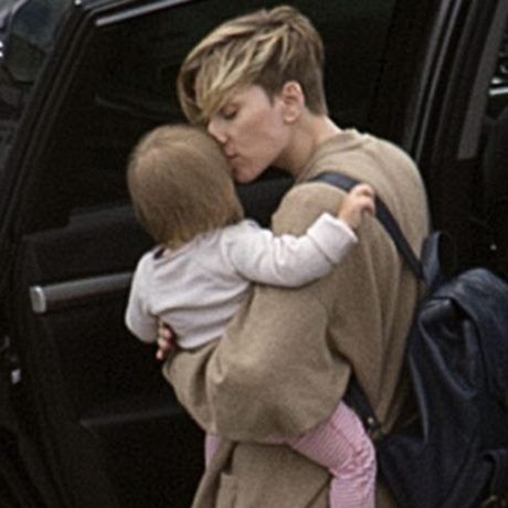H Scarlett Johansson σε τρυφερές φωτογραφίες με την κόρη της