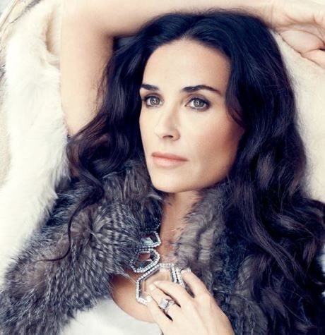 Επιτέλους: Η Demi Moore ξεπέρασε τον Ashton και τα έχει με τον...