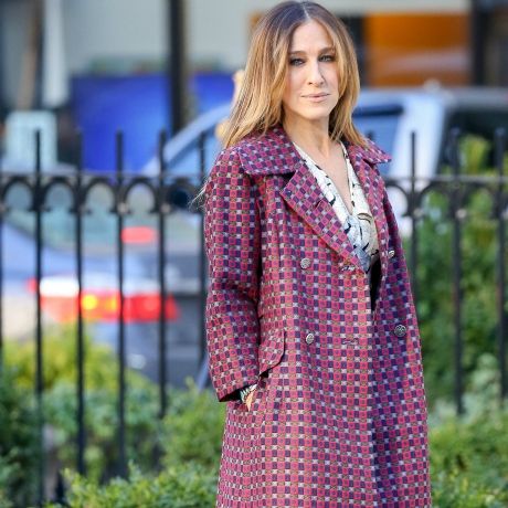 Τα 3 πρώτα και ΠΟΛΥ στιλάτα outfits της Sarah Jessica Parker από τη νέα της σειρά!