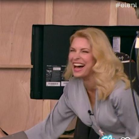 Έκανε τη Μενεγάκη και η παρουσιάστρια έπεσε κάτω από τα γέλια!