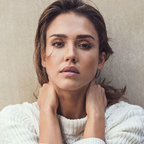 Daytime Chic: Η Jessica Alba υιοθέτησε την ανδρόγυνη τάση με τον πιο κομψό τρόπο