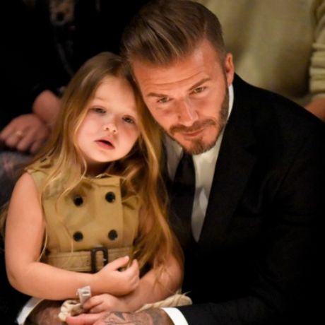 Σχεδιάστρια μόδας, ετών 4: Η Harper Beckham ακολουθεί τα βήματα της μαμάς της!
