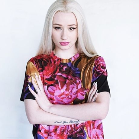 Iggy Azalea: Η αισθησιακή της φωτογράφιση και το παράπονο