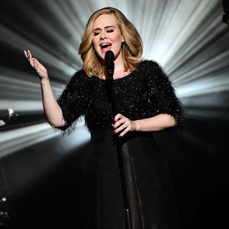 Η Adele συγκλονίζει: Η συγκινητική ερμηνεία της & το ισχυρό μήνυμα κατά της τρομοκρατίας