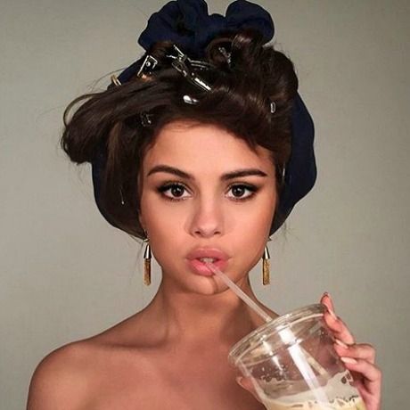Η Selena Gomez φόρεσε το πιο hot χρώμα της άνοιξης που σίγουρα θα λατρέψεις κι εσύ