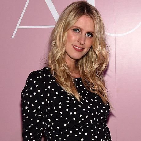 Nicky Hilton: Με στενό outfit και φουσκωμένη κοιλίτσα στο κόκκινο χαλί
