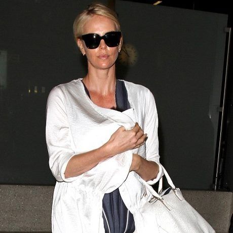 Τρυφερή μαμά: Η Charlize Theron στο αεροδρόμιο με την κόρη της