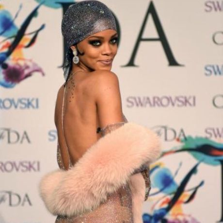 Το απόλυτο #TBT: Η Rihanna ξαναζεί την πιο διάσημη και σέξι στιγμή του στυλ της!