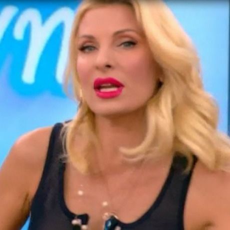 Έτσι κρύβεται η Ελένη από τους παπαράτσι