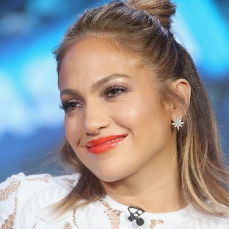 Αποκαλυπτική και σέξι: Δείτε πώς πάει για shopping η Jennifer Lopez