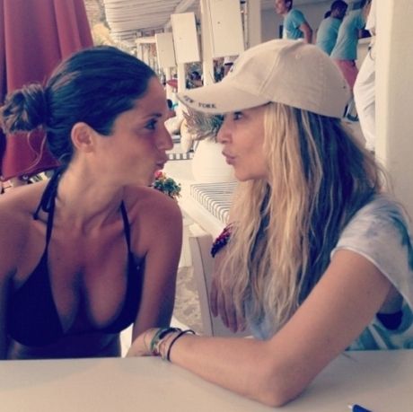 Μαμά και κόρη στα καλύτερά τους: Η Σοφία Καρβέλα σε στιγμές αγάπης με την Άννα Βίσση