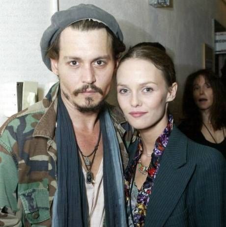 Όλα τα βλέμματα στη Vanessa Paradis: Η πρώτη εμφάνιση της πρώην του Depp μετά το διαζύγιο