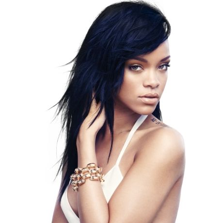 Η Rihanna σου δείχνει πώς να συνδυάσεις με στυλ το καλοκαιρινό μάξι φόρεμα
