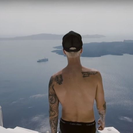 Το ολοκαίνουργιο video clip του Justin Bieber έχει εικόνες από την πανέμορφη Σαντορίνη