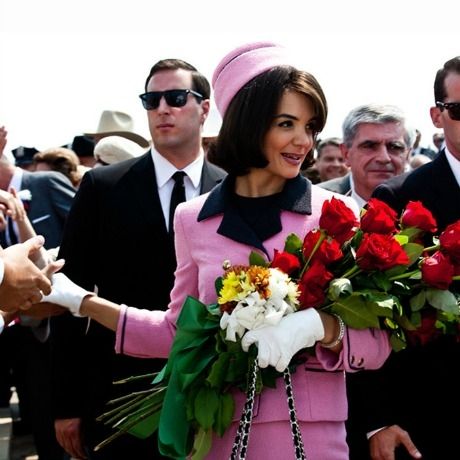 Φωτογραφίες: Η Katie Holmes υποδύεται τη Jackie Kennedy και είναι πιο κομψή από ποτέ